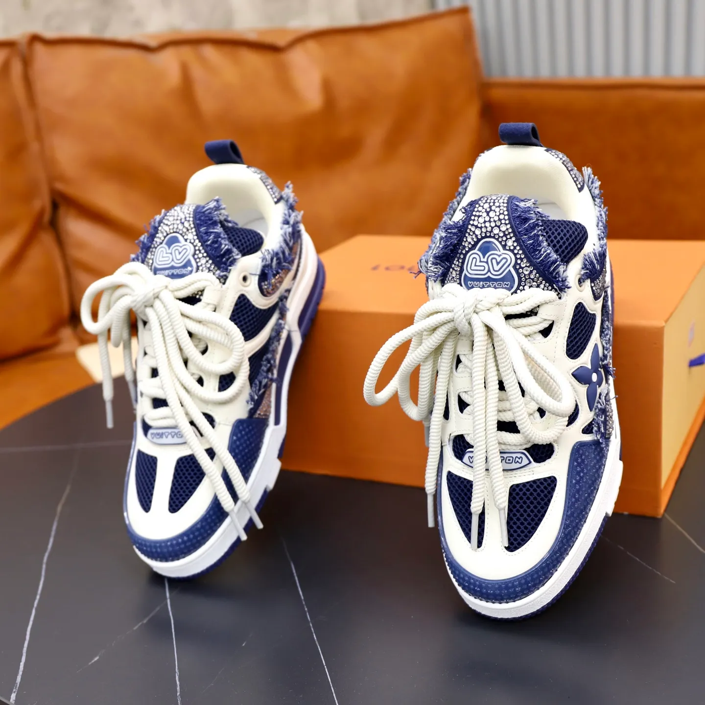 Ex-factory price: 860💰LV Couple👫Louis Vuitton TRAINER sneakers classic Louis Vuitton men's artistic director Virgil Abloh picked inspiration to create this LV Trainer sneaker. Yingze crystal inlays present a colorful effect. VS can be matched with two gorgeous effect colors. The LV letter logo badge on the tongue is gorgeous and noble. The LV letter is decorated on the side. The outsole is decorated with a Monogram flower pattern. It shows the trend of elegance and nobility! Men's and women's models: 35-46
